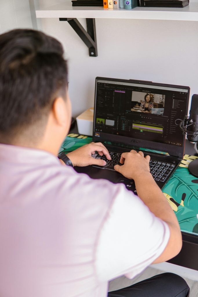 Créateur de contenu utilisant un ordinateur portable pour monter une vidéo
