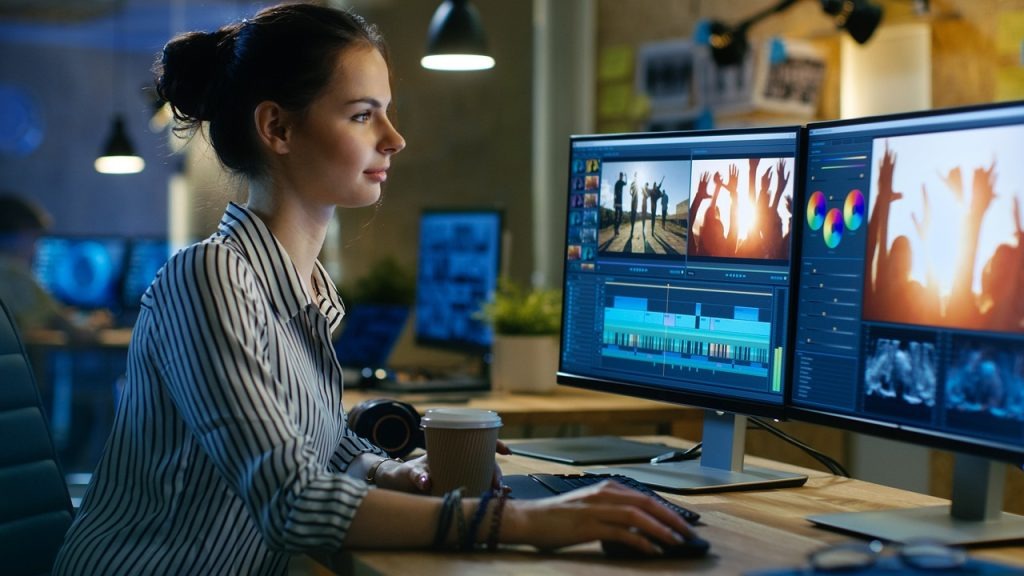Édition de vidéo sur logiciel de montage avec timeline et visuels numériques
